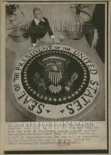 Press Photo Presidential Seal hook rug Ellen Ford - DFPC33687