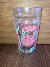 Gafas vintage. Vasos de pescado rosa.  Cristal de pescado retro rosa y verde azulado.