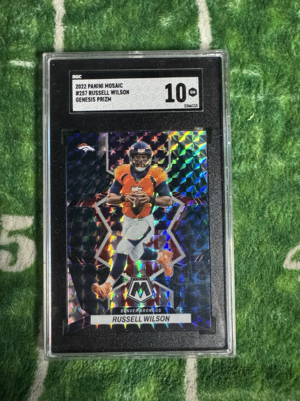 2022 Panini Mosaic National Pride Russell Wilson #257 Genesis Mosaic Prizm