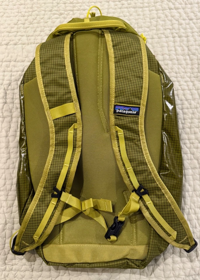 PATAGONIA 轻质黑色家用 CINCH 包 20L - "GOLDEN JUNGLE" 颜色 — 第 2/4 张图片