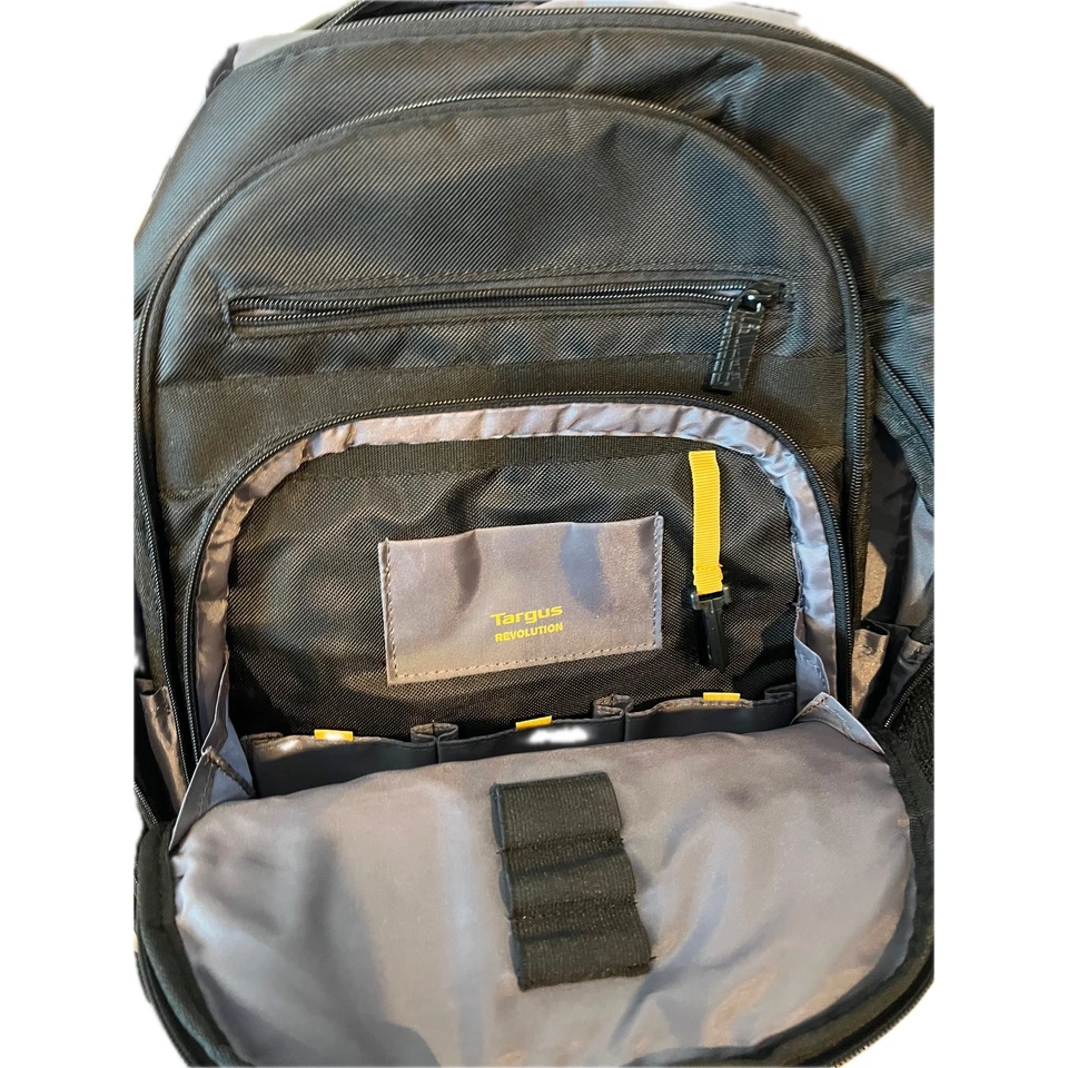 Mochila acolchada para computadora Targus negra Foto 3 de 4