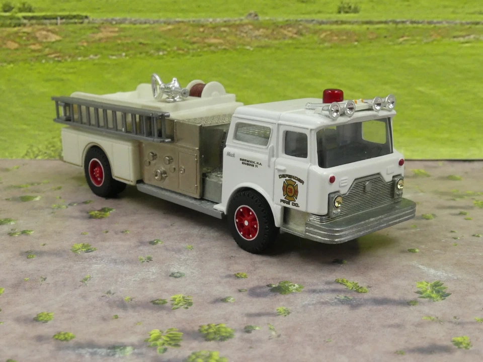 Corgi 98451 Mack CF Pumper – Berwick (USA) - 1:50 scale diecast model vgc boxed - Image 3 of 4