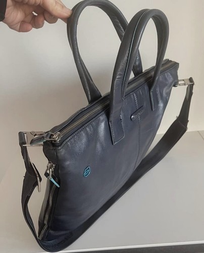 Intramontabile leggera borsa tracolla espandibile in pelle blu Piquadro - Foto 15 di 24