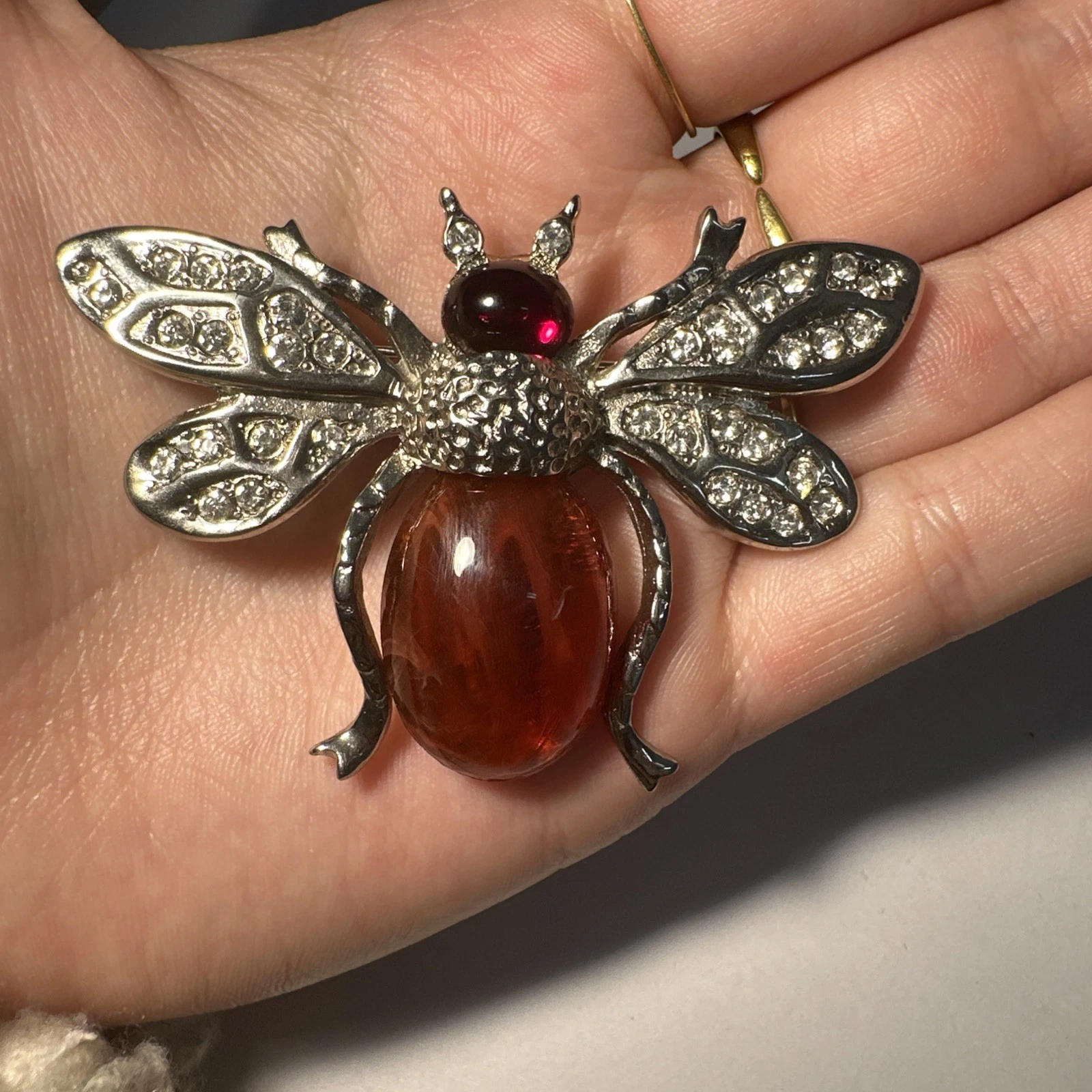 Broche abeille/Bourdon ? Argentée Tête Abdomen Rouge ,Ailes Strass Blanc