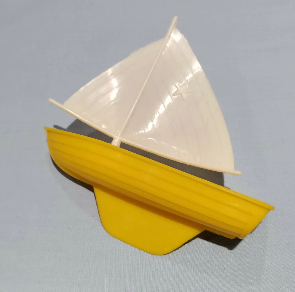 VINTAGE BETSY MCCALL ORIGINAL "SAIL BOAT" ACCESSORY TO BEACH PARTY SET #B51 RARE - Image 3 of 4