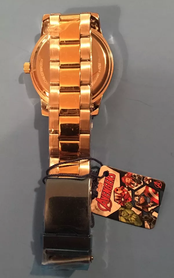 NUEVO Reloj de metal para hombre Marvel Comics Avengers CAPTAIN AMERICA escudo plateado/oro Foto 4 de 4