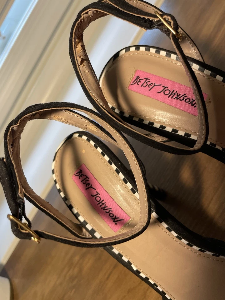 Betsey Johnson Heels With Floral Accent. Size 7.5 Pre-owned Condition - Image 3 of 4