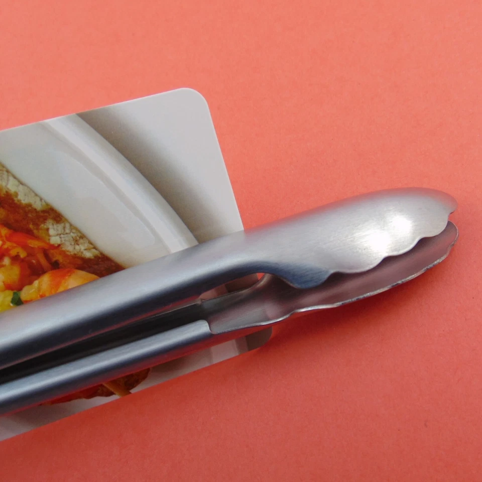 Pinzas para ensaladas pequeñas KitchenAid acero inoxidable brazos bloqueables festoneados KO0890HSSA Foto 3 de 4