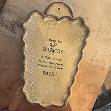 Vintage Ceramic Wall-Mount Scissor Rack Holder Plaque "I Keep My Scissors"