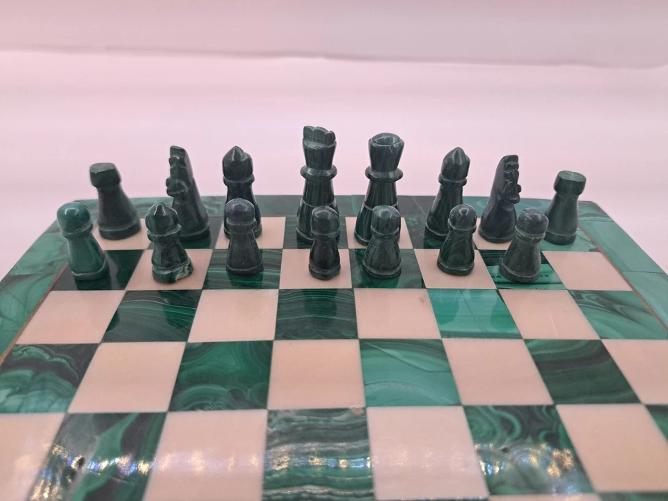 Tablero de ajedrez con incrustaciones de malaquita de mármol hecho a mano Foto 3 de 4