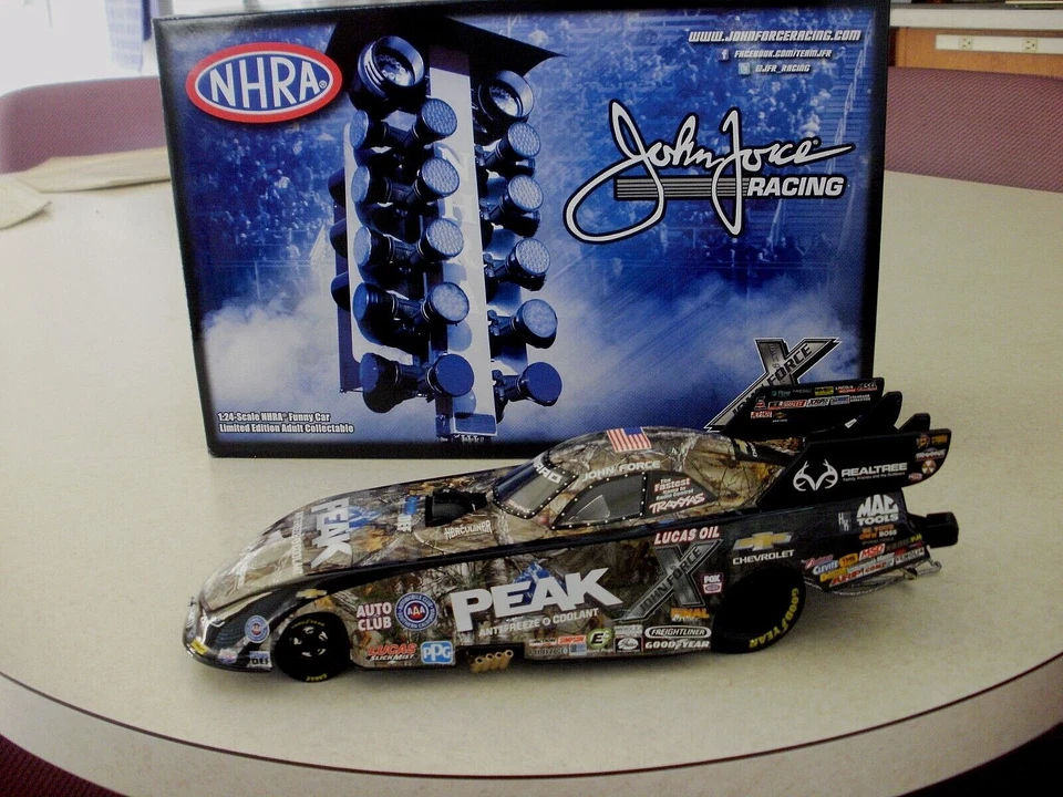 NHRA 1/24 John Force 2016 Peak Realtree Camaro 1/1.021 #769 Foto 2 de 4