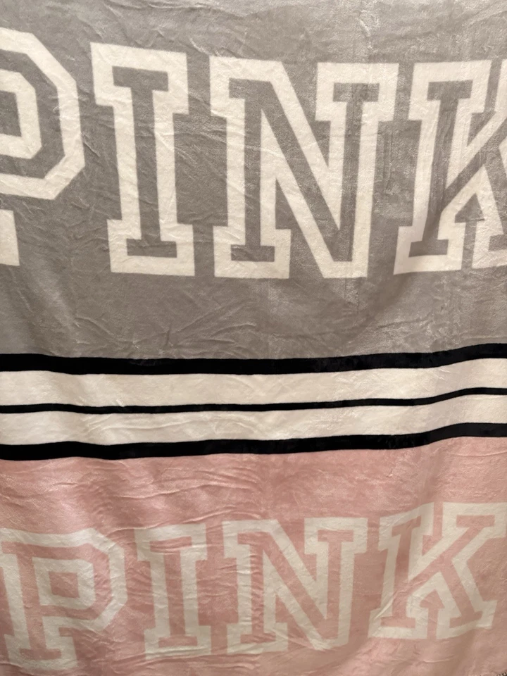 维多利亚的秘密粉红色标志 COZY PLUSH SHERPA BLANKET FALL 2025 50x60 — 第 2/4 张图片