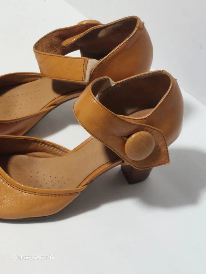 Salto Peep Toe Feminino Clarks Couro Artesanal 6 Tiras de Tornozelo Marrom Mary Jane's  - Imagem 2 de 4