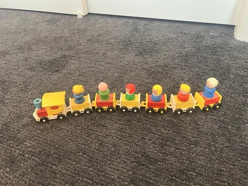 Vintage 1970 Fisher Price Little People #705 Pull Train w/ 6 Figures Wooden Cars
