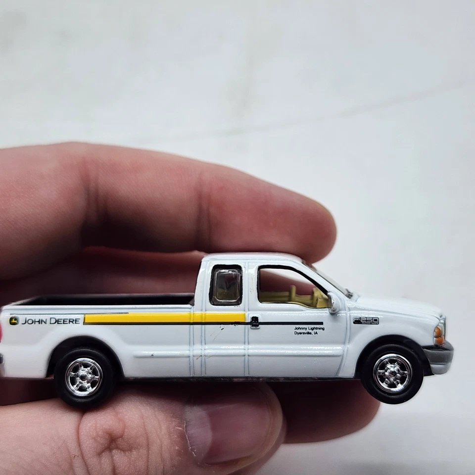 Camión Johnny Lightning 1:64 John Deere 2000 Ford F-250 Super Duty blanco Iowa Foto 2 de 4