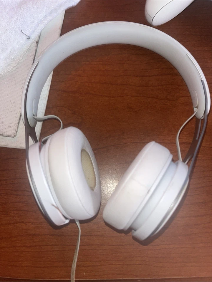 Auriculares Beats by Dr. Dre EP ML9A2LL/A - Blancos (LEER DESCRIPCIÓN) Foto 2 de 4