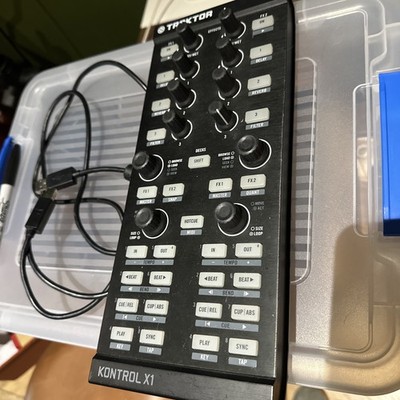 Native Instruments Traktor Kontrol X1 MK 1 DJ Controller