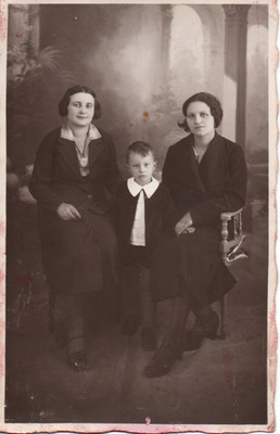 Fotokarte Portrait von zwei Frauen und einem Kind im Studio.