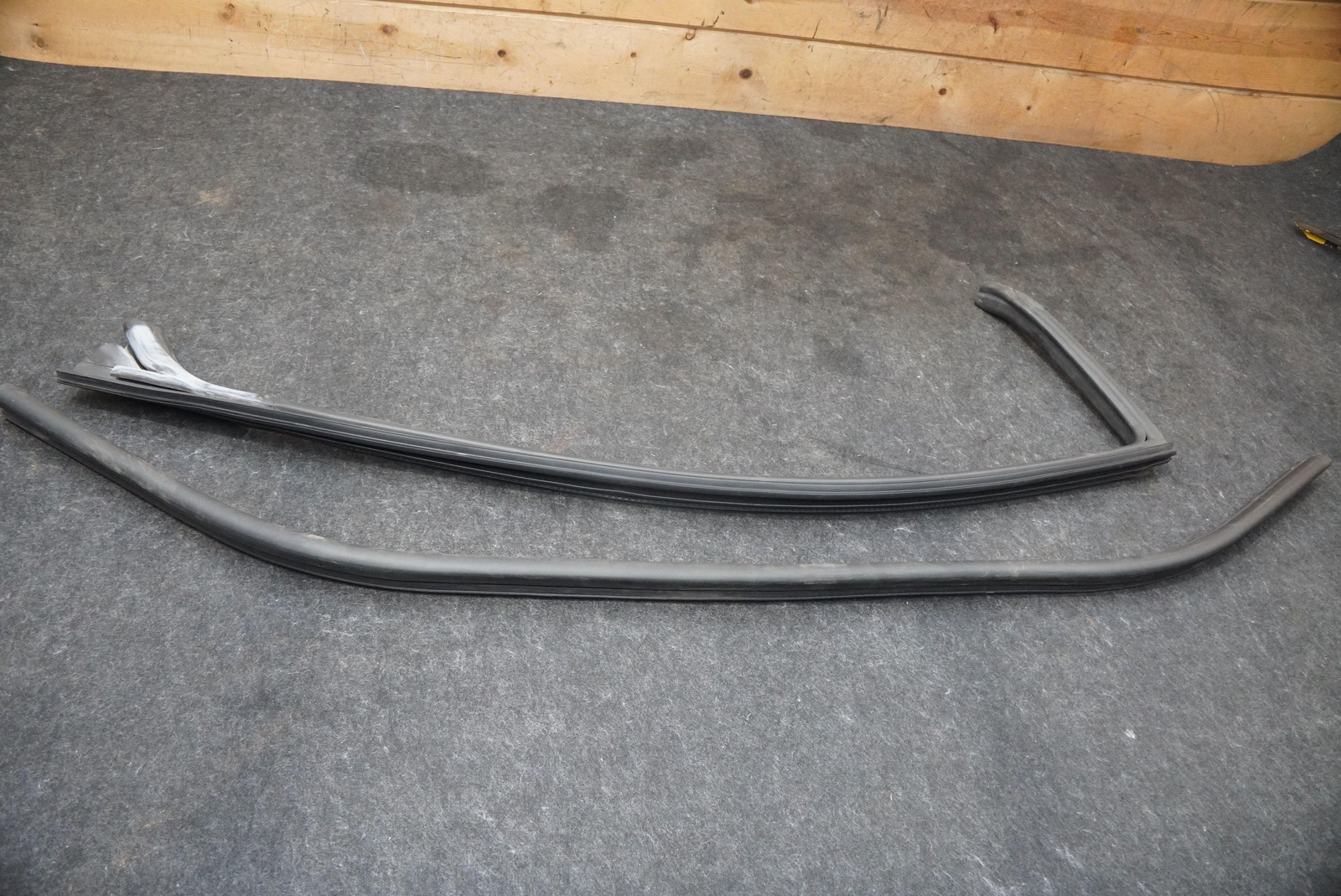 Right Door Weather Strip Seal Rubber Gasket 84087600 Ferrari 488 Challenge 2018