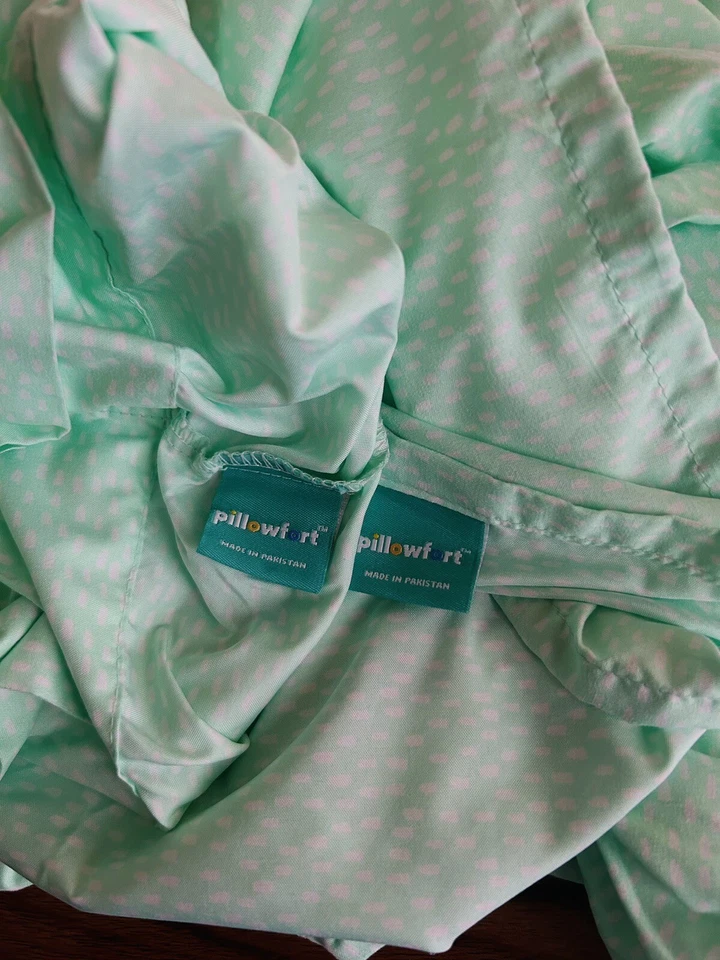 Juego de sábanas tamaño cuna poliéster Pillowfort puntos blancos sobre verde, niño pequeño Foto 3 de 4