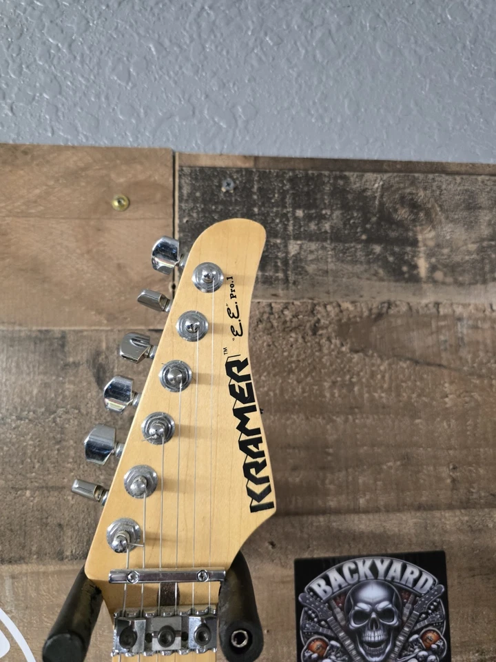 1986 年 Kramer Elliott Easton Pro 1 完好干净惊人发现。 E 序列 # W 保护壳 — 第 3/4 张图片