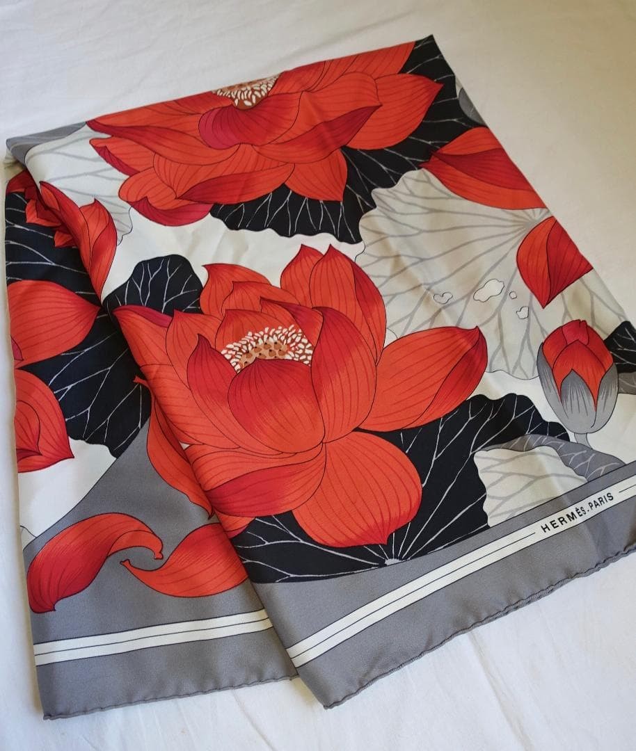 HERMÈS Fleurs de Lotus Scarf 90cm 100% Silk Gray/White/Black Excellent Condition thumbnail 5