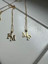 2x goldfarbene Halskette mit Buchstaben-Anhä...