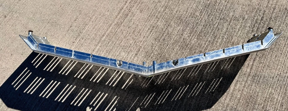 1975 CHEVY MONTE CARLO GRADE CROMADA OEM CHEVROLET PART #345349 - Imagem 4 de 4