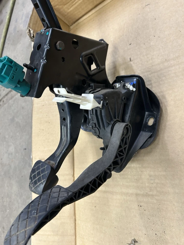 2001 JETTA EXCEPT GLI Gas PedalGas Pedal And Brake Pedal - Image 3 of 3