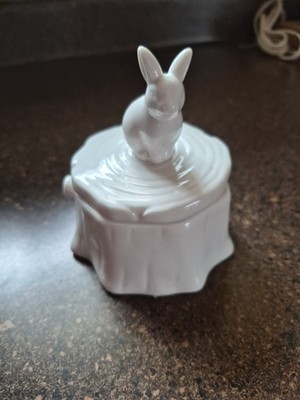 Tozai Home Porcelain Bunny Trinket Box White Hand Made w Easter Rabbit Trinket