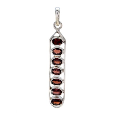Anhänger aus Sterlingsilber mit Granat-Strahlung für einen zeitlosen Charme.
