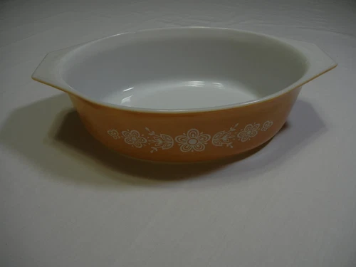 Vintage PYREX 045 2 1/2 QT OVENWARE DISH HAS CHIP. Pre-Owned.