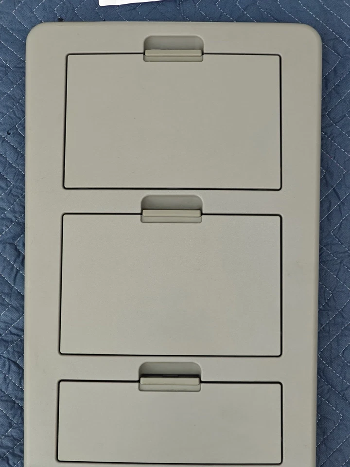 2004-2008 Nissan Titan Armada OEM Overhead Map Dome Light Sunglass Compartment - Image 4 of 4