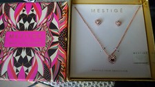 SUPERBE PARURE COEURS "MESTIGE" COLLIER + BOUCLES CLOUS/DORE/ZIRCONS/ECRIN/NEUF