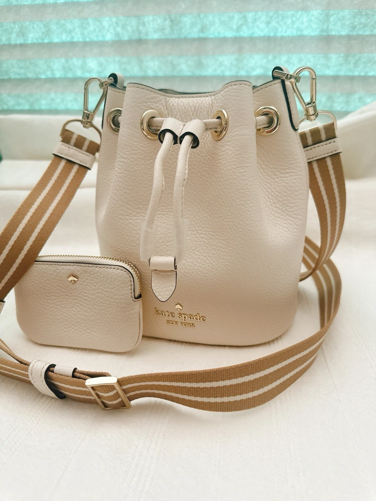 Kate Spade Rosie mini borsa a secchiello borsa in pelle bianca avorio con bambino (borsa portamonete)