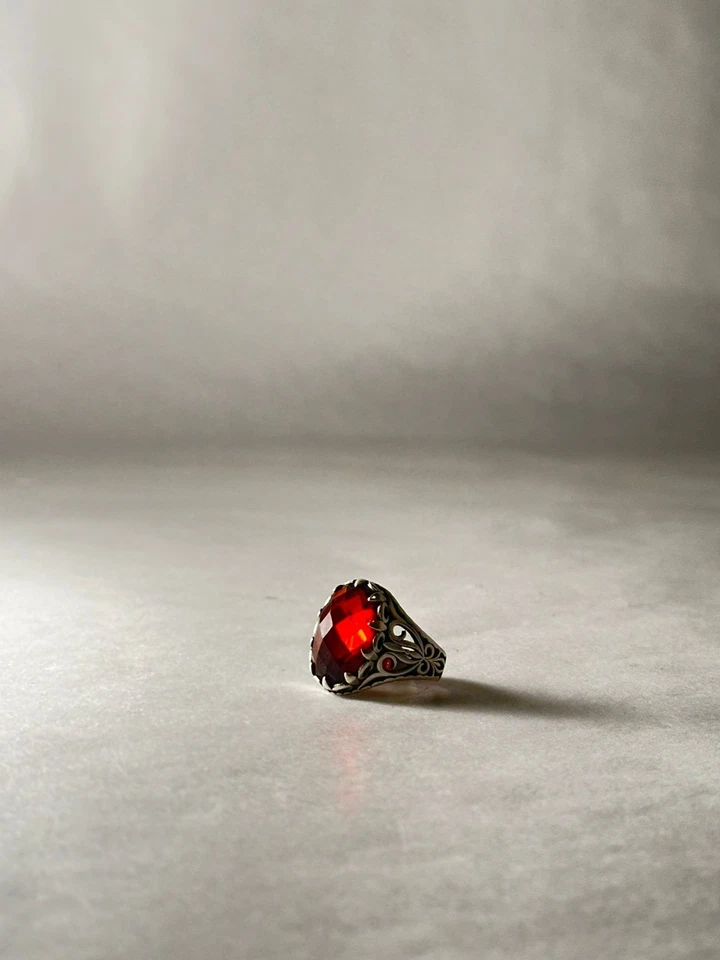 Anello Vintage in Argento con Grande Pietra Rossa Taglio Sfaccettato 💍 Elegante - Immagine 2 di 4