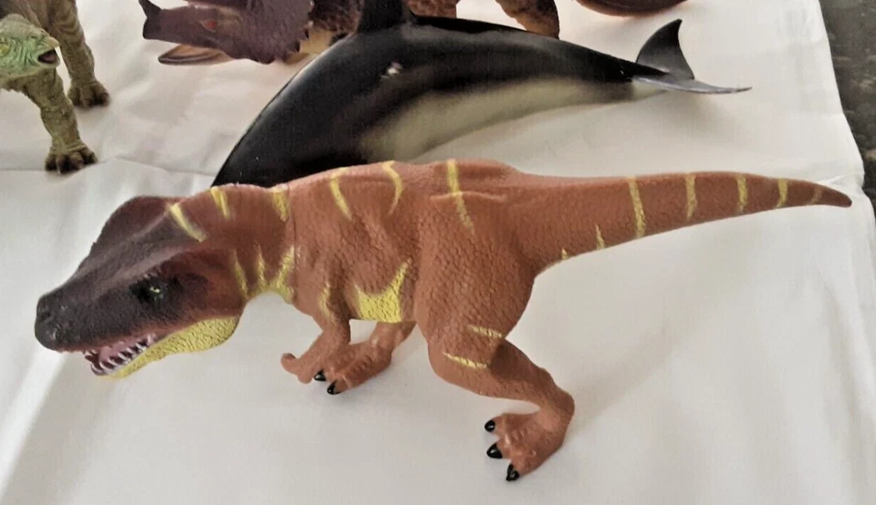 7 x various durable plastic dinosaurs toys - image 3 of 4