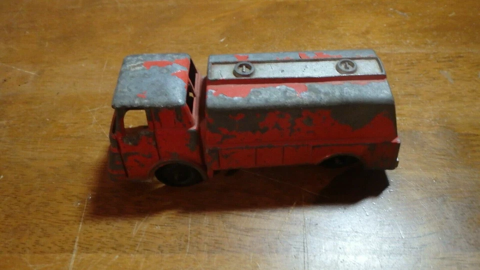 ANTIQUE TOOTSIE TOY FIRE TRUCK TANKER CHICAGO USA 011048 TOOTSIE DIE CAST   - Image 2 of 4