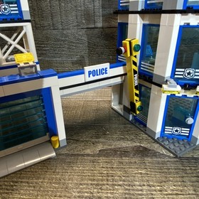 LEGO CITY Police Station (60141) Complete Set & Minifigs No Box or Instructions