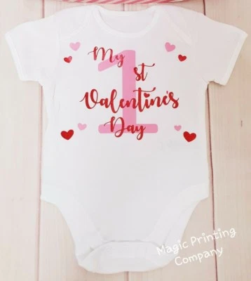 MAGIC PRINTING COMPANY Baby 1. Valentinstag Body Weste Outfit Valentinstag Geschenk Fotoshooting Party