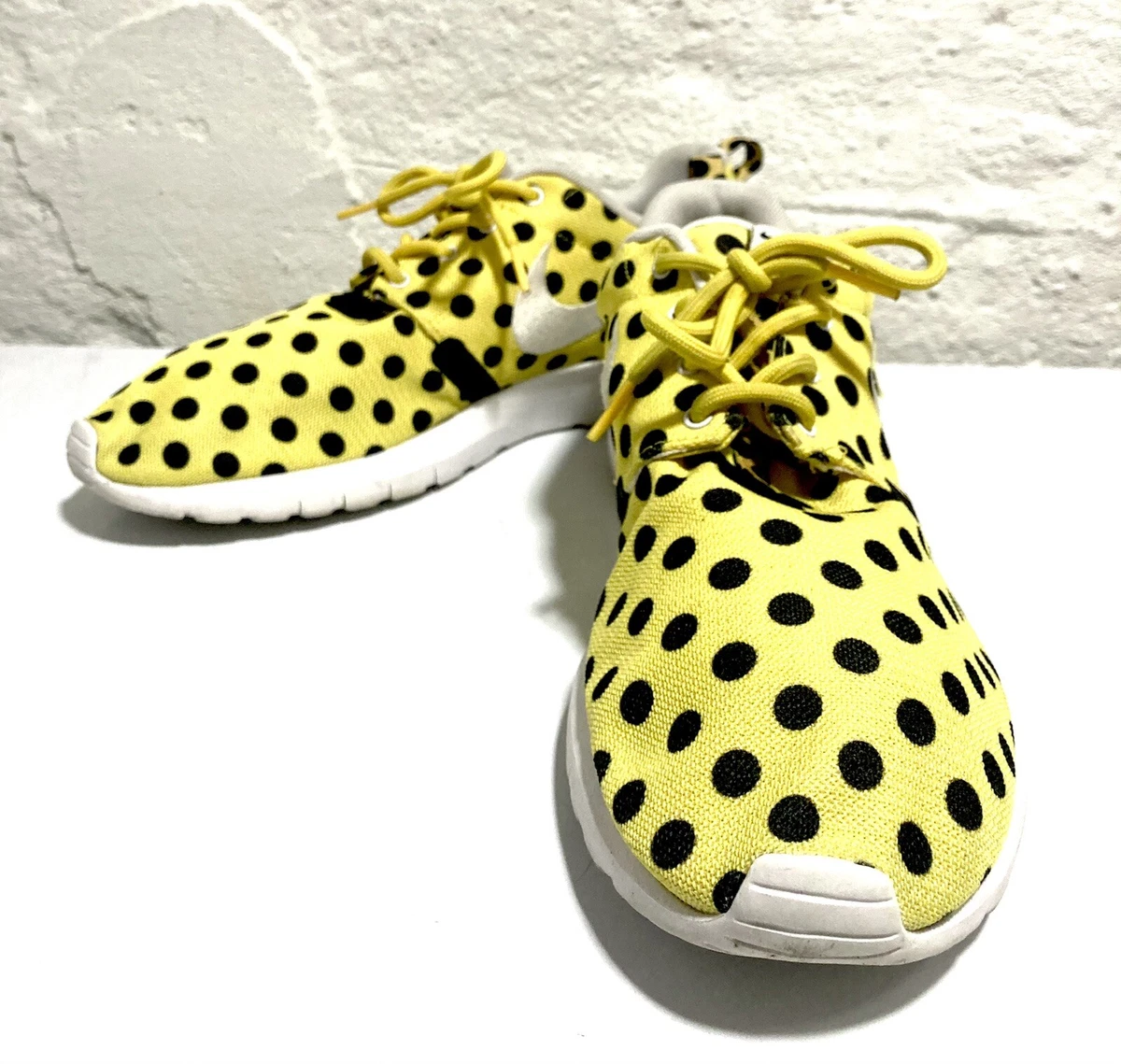 nike roshe black and yellow