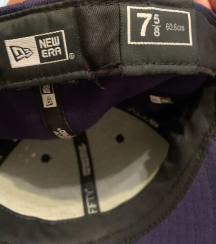Gorra WVU New Era Azul Tonal Talla 7 5/8 Usada - Imagen 4 de 4