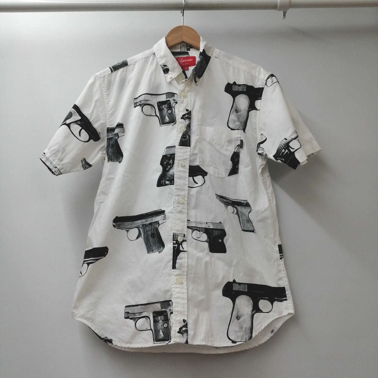 Chemise boutonnée manches courtes Supreme Guns S blanche