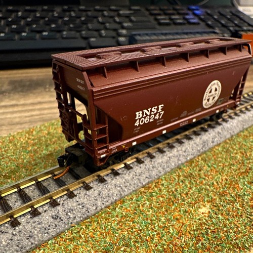 Walthers Escala N BNSF Marrón Cubierta Tolva Coche de Carga Plástico Dos Rieles 406247 | Condition: Used