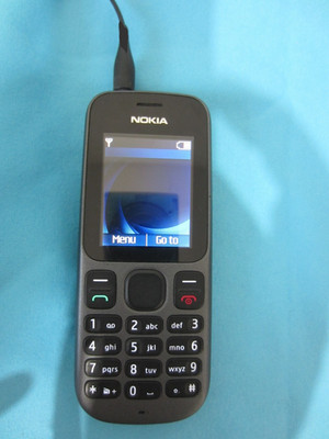 Nokia 100 Handy + Ladegerät scheint für Vodafone gesperrt