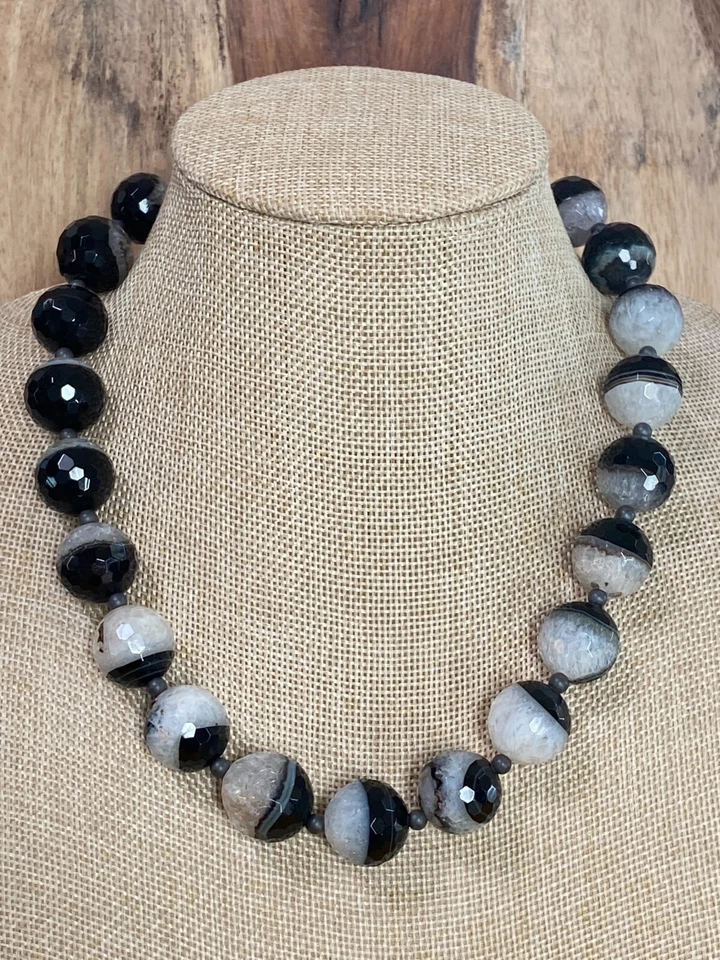 Elegante collar de esmoquin druzy de cuarzo y ónix - Una pieza llamativa Foto 2 de 4