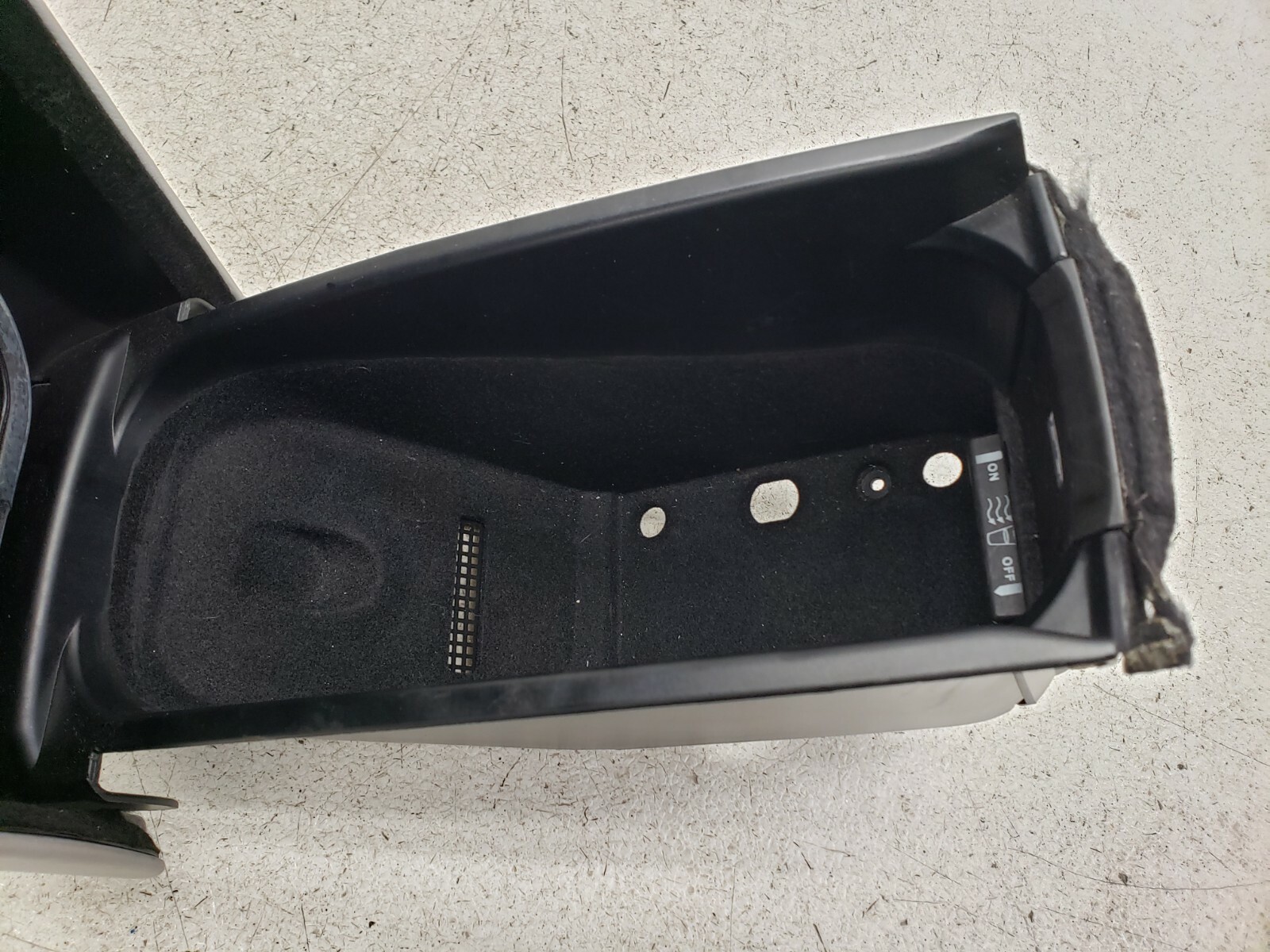 03-07 MASERATI QUATTROPORTE CENTER CONSOLE ARMREST STORAGE COMPARTMENT 501 OEM