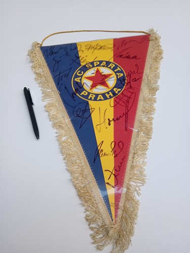 AC SPARTA PRAHA Vintage WIMPEL FLAGGE FUSSBALL AUTOGRAMME FOOTBALL SPIELER TSCHECHOSLOWAK