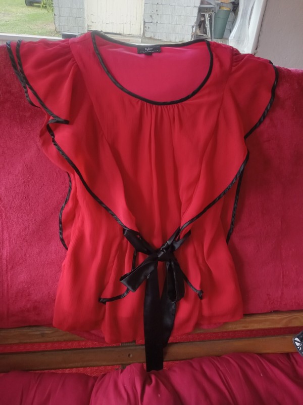 Byline Byer Of Cali. Red With Black Tie In Front Ruffle Dressy Blouse Top sz.med