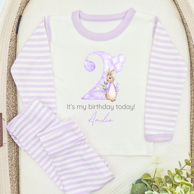 Personalisierter Pyjama Flieder Hase Zweiter Geburtstag